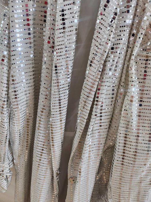 Рокля тип сако с пайети сребърна със закопчаване ефектна