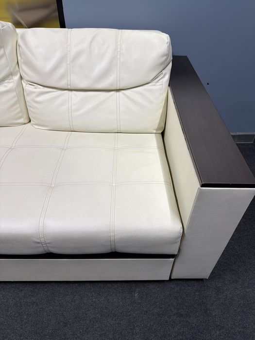 Продам диван , белая кожа