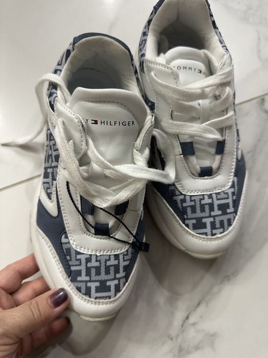Оригинални детски маратонки Tommy Hilfiger  номерът е 34