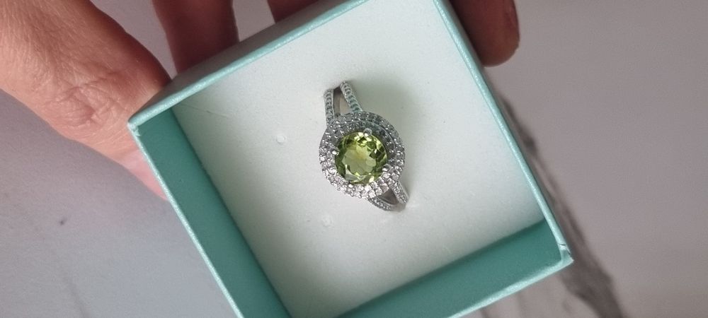 Пръстен с перидот и диаманти