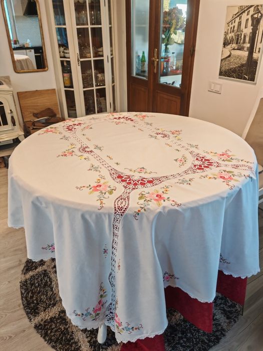 Veche fata de masa cu broderie manuala