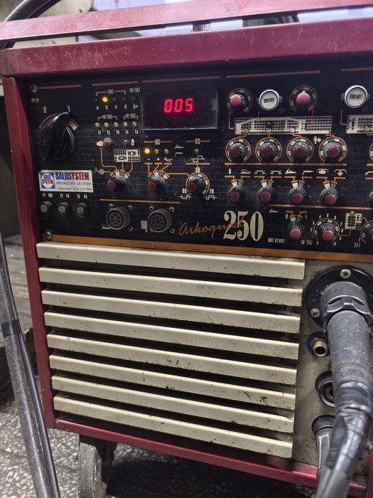 Продавам италиански заваръчен апарат AC DC