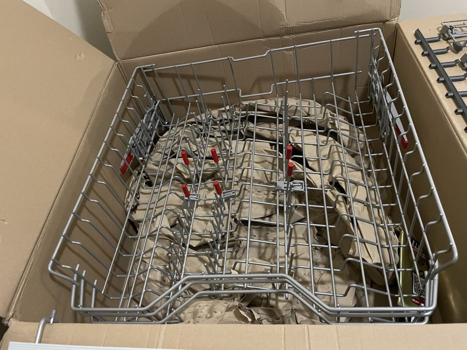 Горна кошница рафт чекмедже  от съдомиялна Bosch поставка за чаши Бош