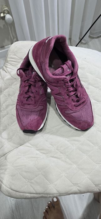 Кроссовки женские