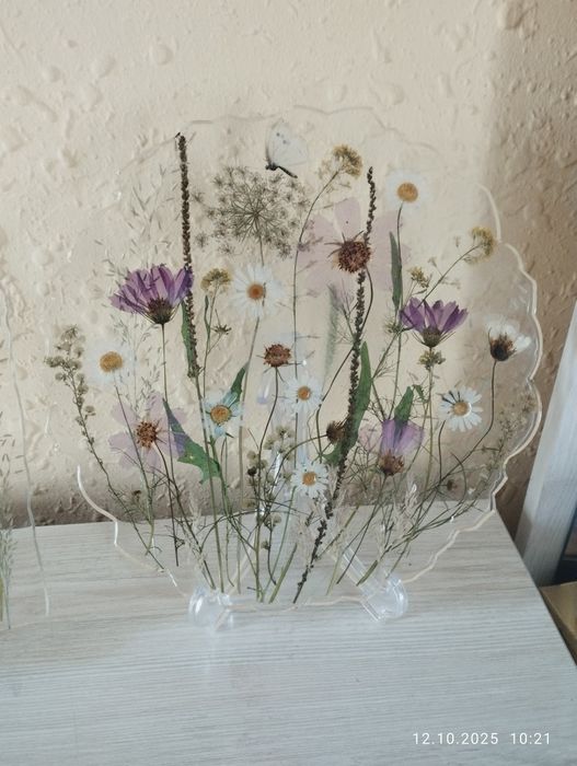 Панно картина из настоящих цветов и эпоксидной смолы с сухоцветами