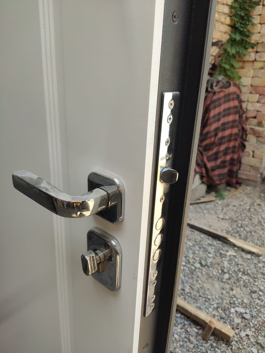 Новая железная дверь