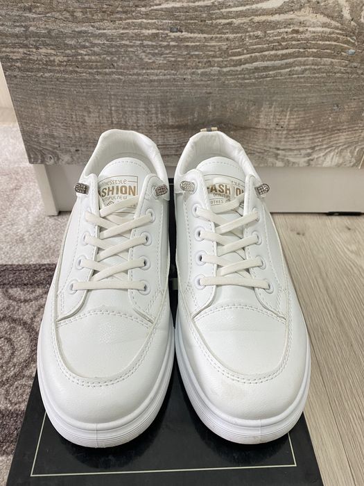 Продам кроссовку