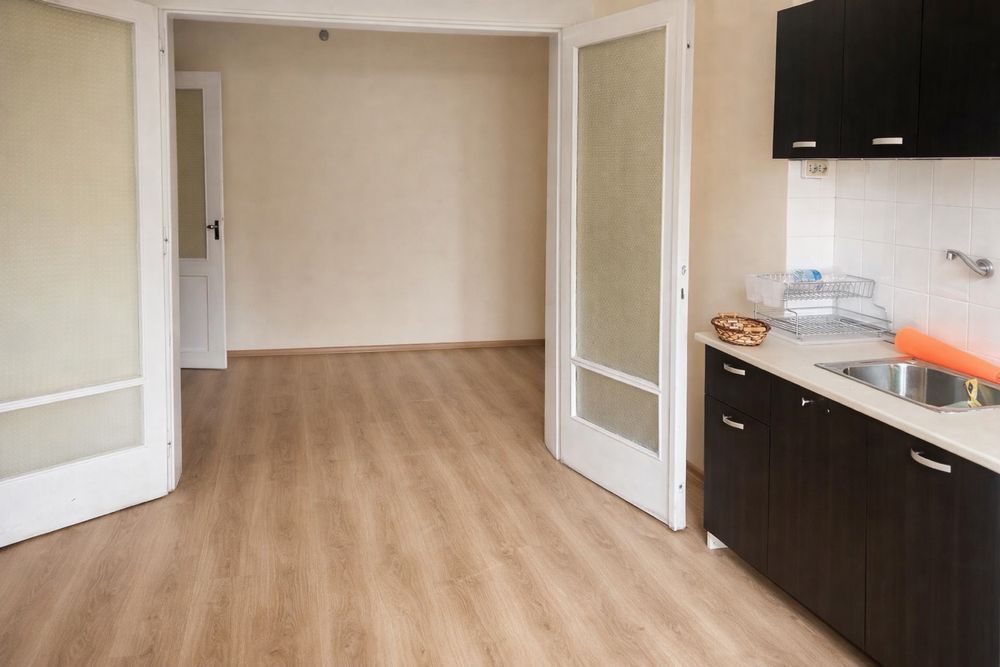 Тристаен 97 кв + мазе, таван и двор за паркинг НА ТЕАТЪРА, тухла