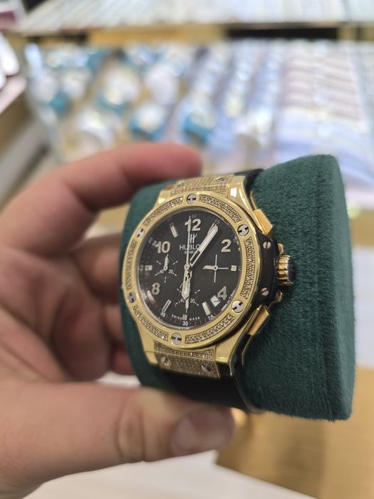 Продам невероятно красивые женские Хублоты в золоте с бриллиантами.