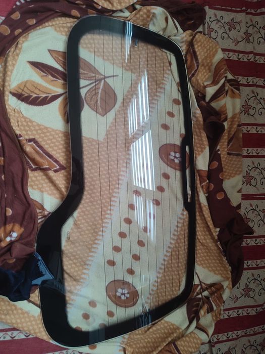 Продается задний стекло новый