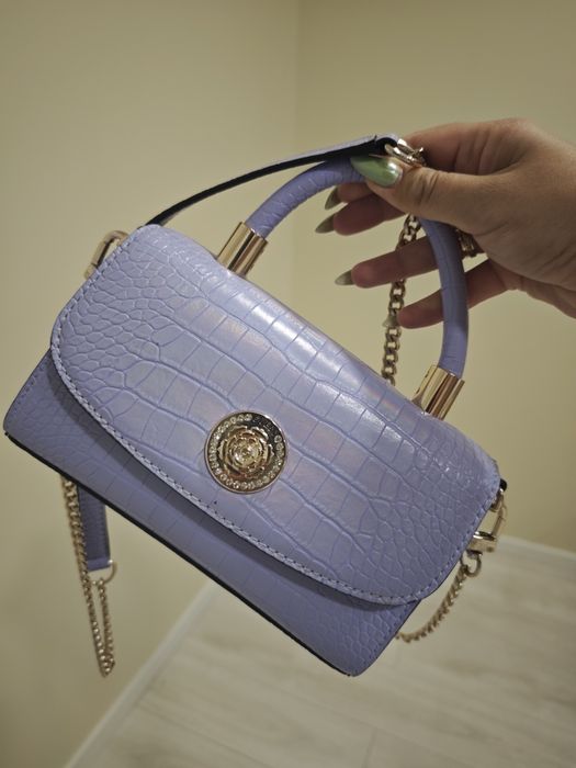 Дамска чанта в бледо лилаво Guess