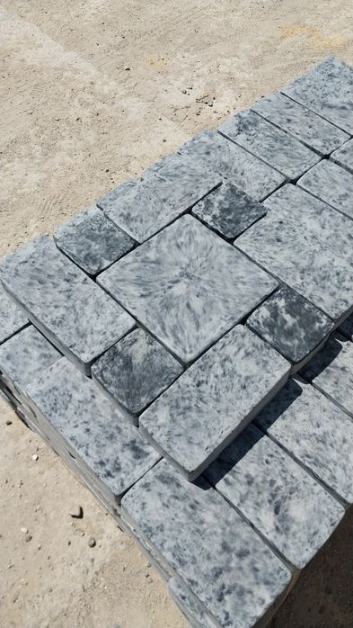 Брусчаткая мраморная