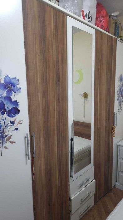 Vand mobila dormitor compusa din  dulap haine 5 usi + pat mijloc 180/220 + 2 noptiere