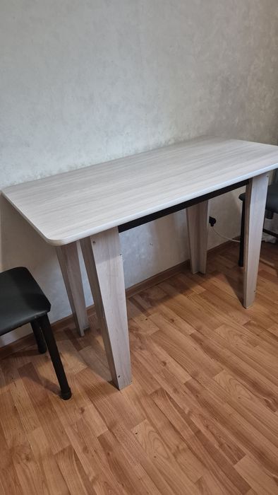 Продам стол и стулья
