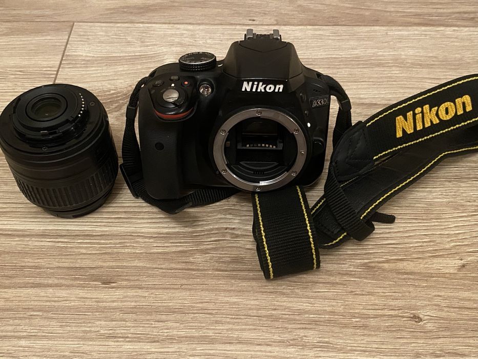 Aparat foto DSLR Nikon D3300, 24.2MP + Obiectiv 18-55 + card + geantă