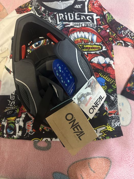 Продам новый шлем и джерси коплект Oneal