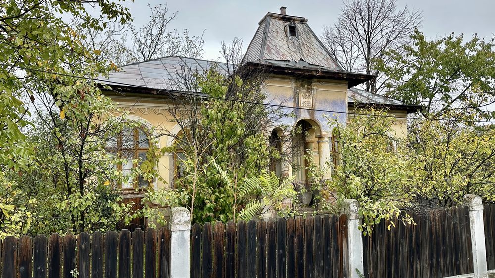 Casa boierească cu 3 camere, teren 1500mp + gradina 500mp