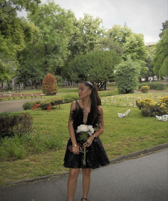 Рокля Junona в черен цвят с пера