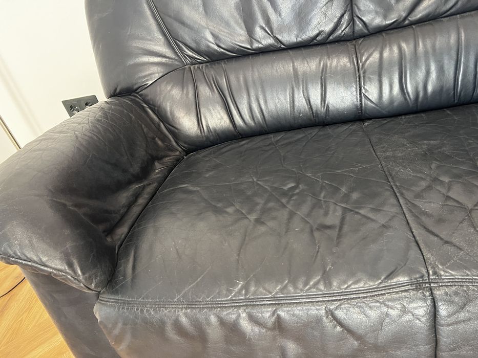 Canapea piele neagră 2 locuri, comfortabilă, uzată, ieftină