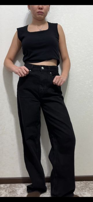 Прямые черные джинсы