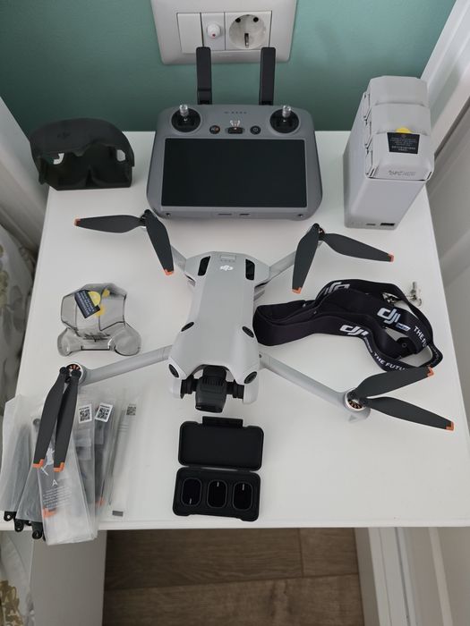 Set complet drona DJI Mini 4 Pro Fly more ca nou
