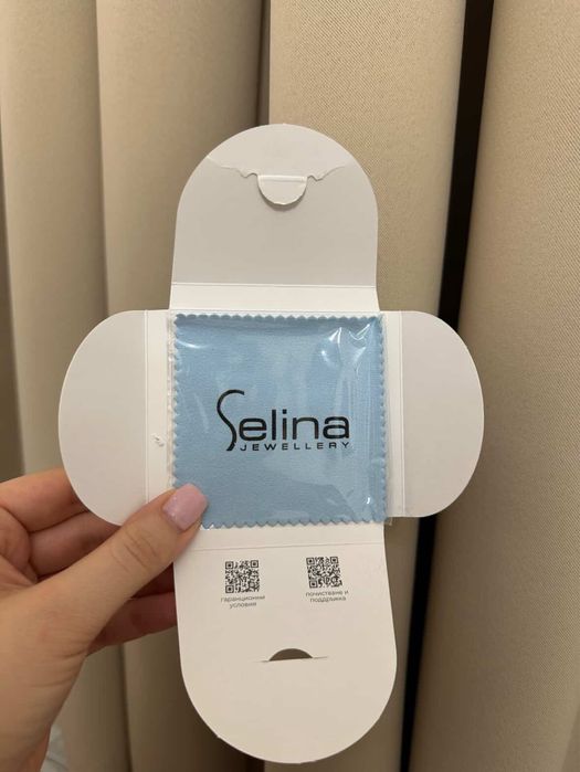 Продавам елегантен сребърен комплект бижута (обеци и колие)