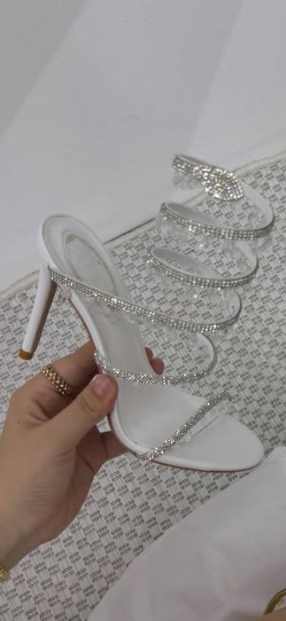 Белые каблуки с серебряными ремешками
