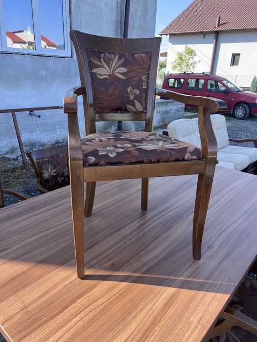 Vand canapea de 3 persoane ,masa si 6 scaune