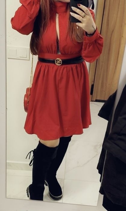 Червена рокля с дълъг ръкав и дълбоко деколте