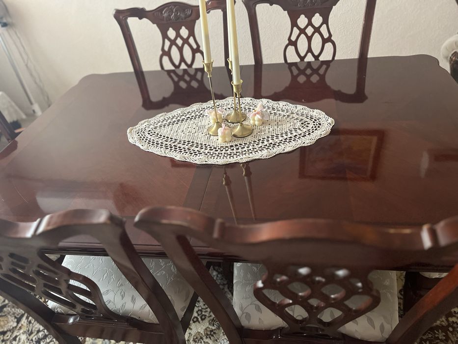 Стилна маса с шест стола