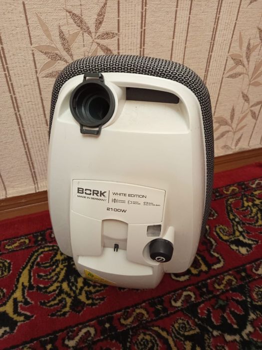 Пылесос "Bork" белый.
