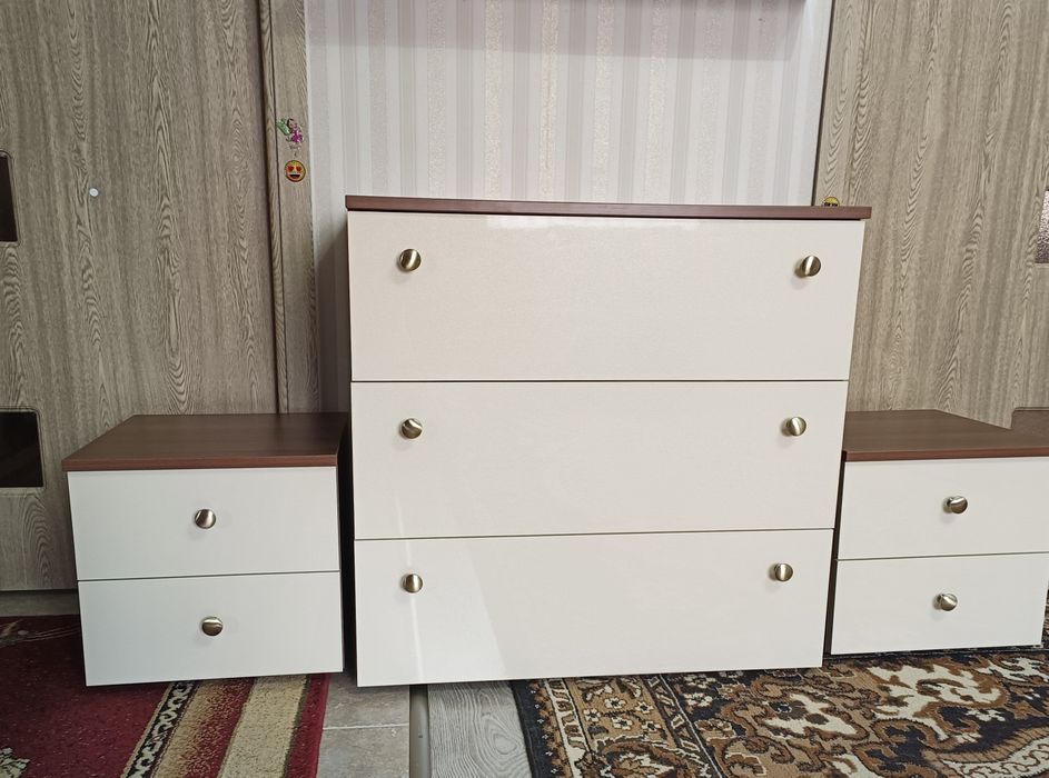 Comode și noptiere disponibile