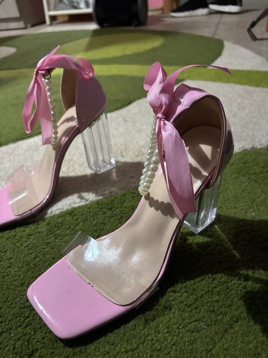 Vand pantofi nepurtati!