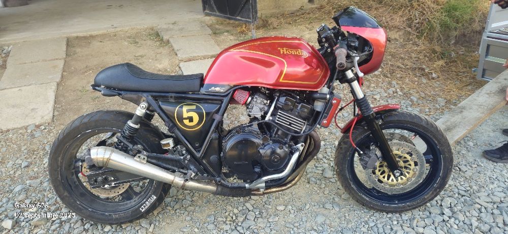 Honda cb400 superfor1994 cafe race. Vand sau schimb cu platforma +€