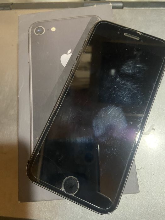 Продам Iphone 8