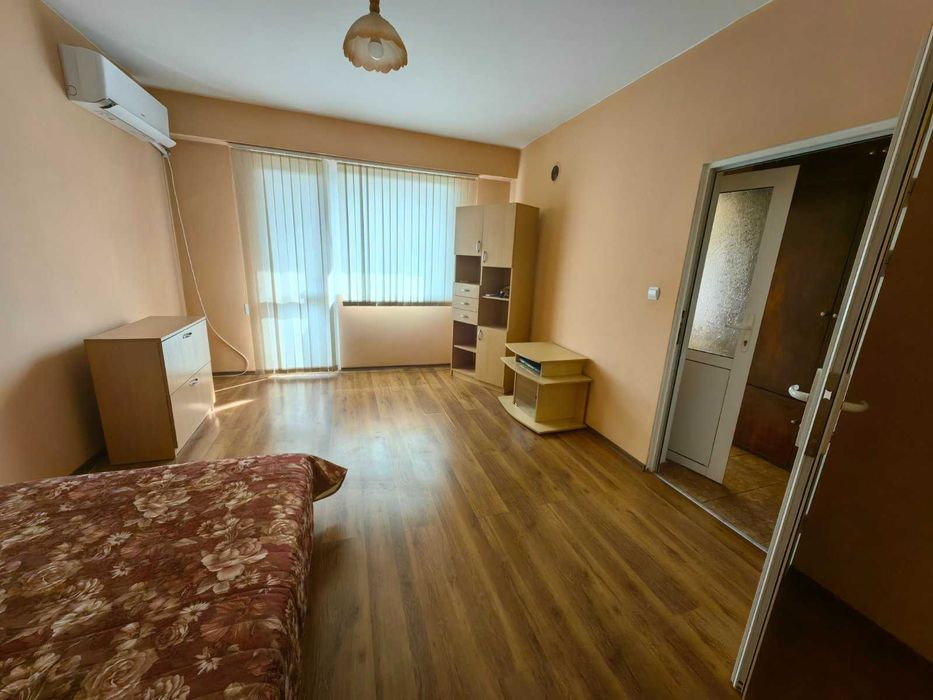 Продавам двустаен южен апартамет-район Болница