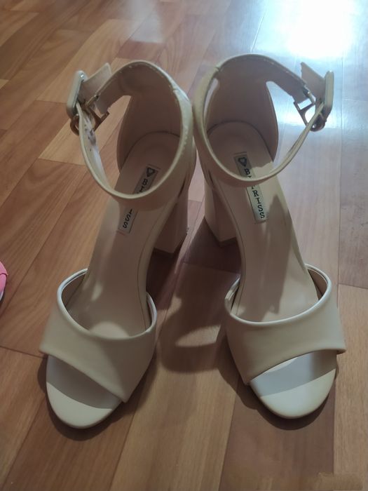 Босоножки   белые