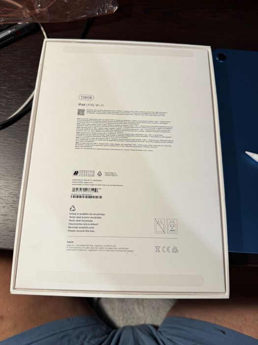 Продавам iPad MD4A4HC/A iPad Wi-Fi 128GB Blue + Apple Pencil