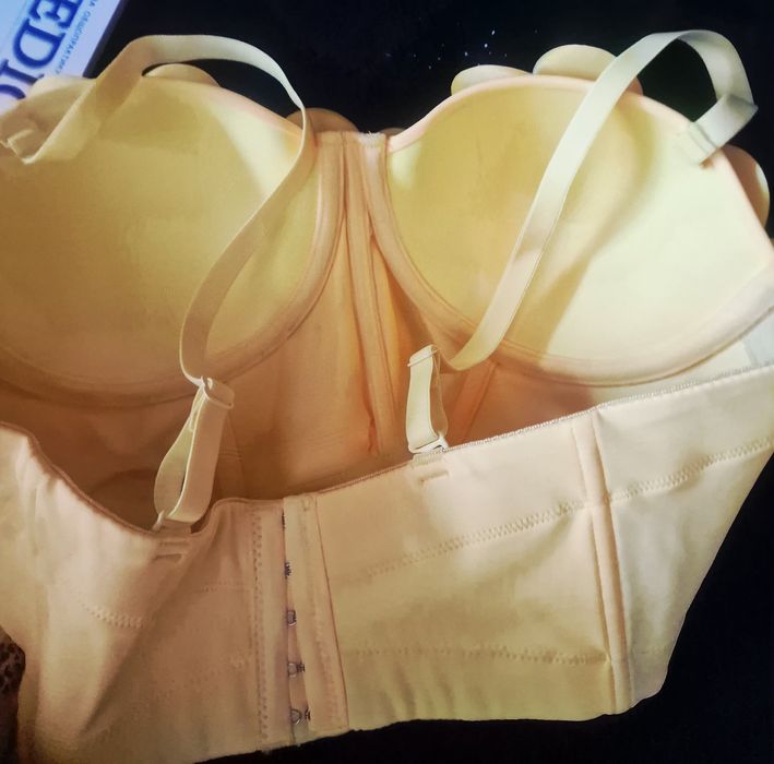 Наситено жълт корсет с чашки нов.