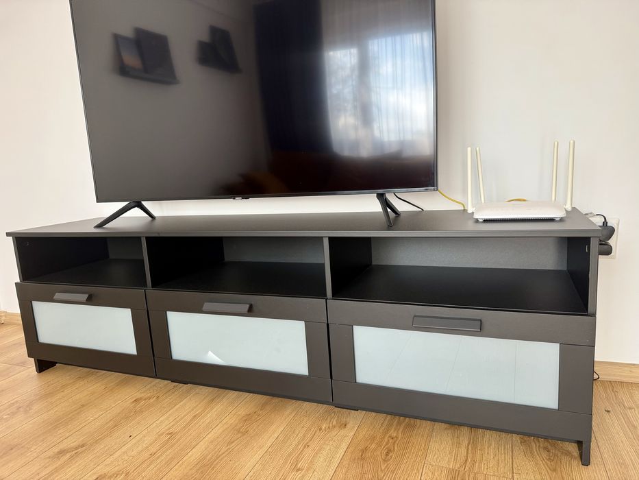 Vand mobilier și masina de spalat rufe verticala.