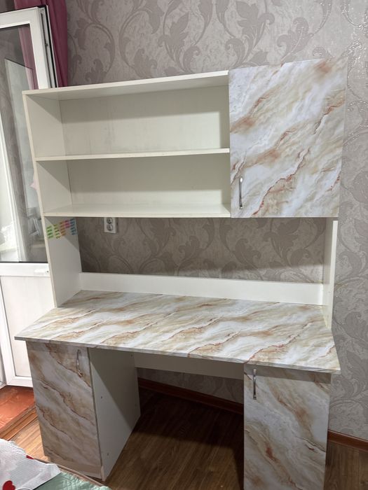 Письменный стол в хорошем состоянии