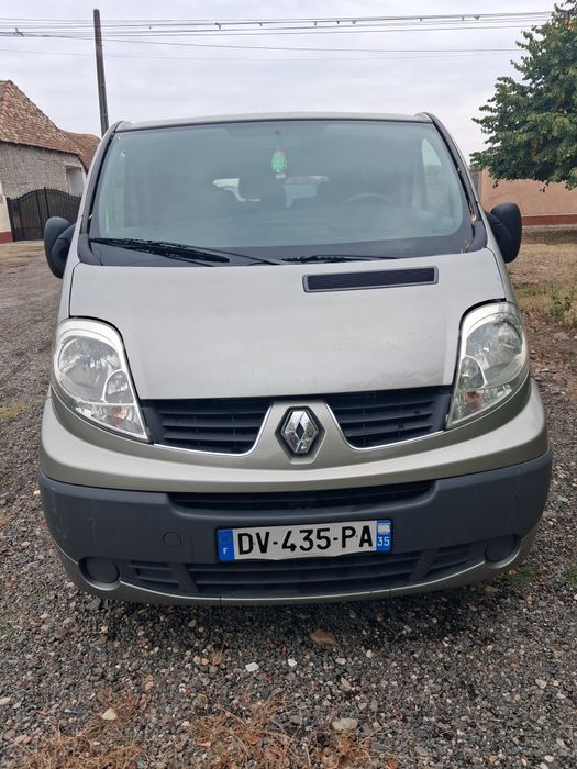 Vând Renault Trafic 2.0Diesel model lung 9locuri.