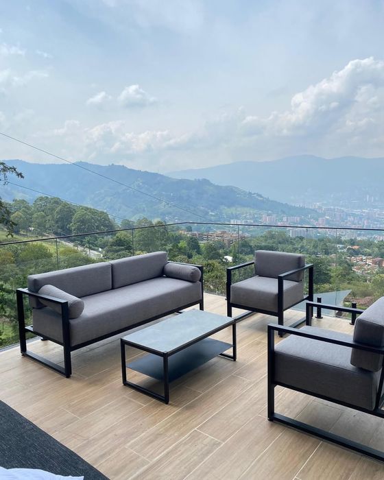 Loft va Hi Tech uslubidagi mebellar