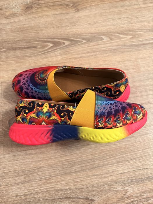 Кроссовки яркие 41 размер