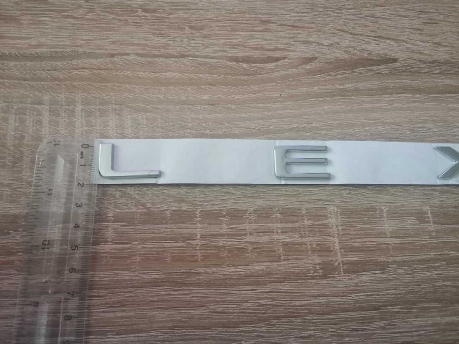 сребрист надпис Lexus нов стил
