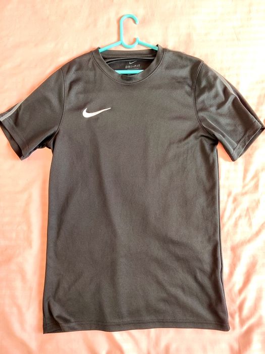 Черна  и бяла тениска Nike S размер