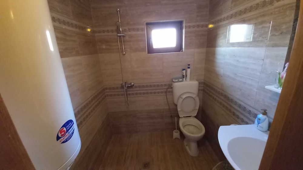 Имот в с. Бабово - 3 къщи с просторен парцел