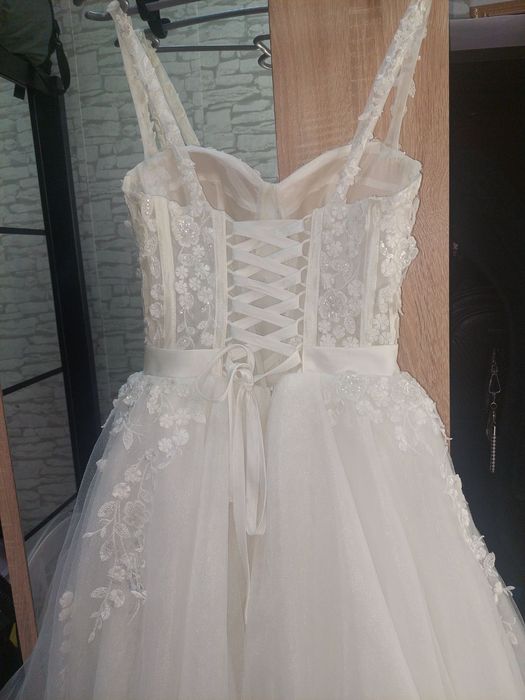 Продавам булчинска рокля, много лека и удобна с цип, корсет и връзка.