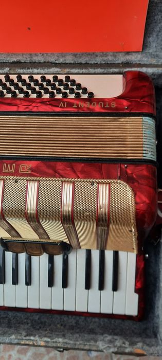 Акордеон.      Hohner Student IV