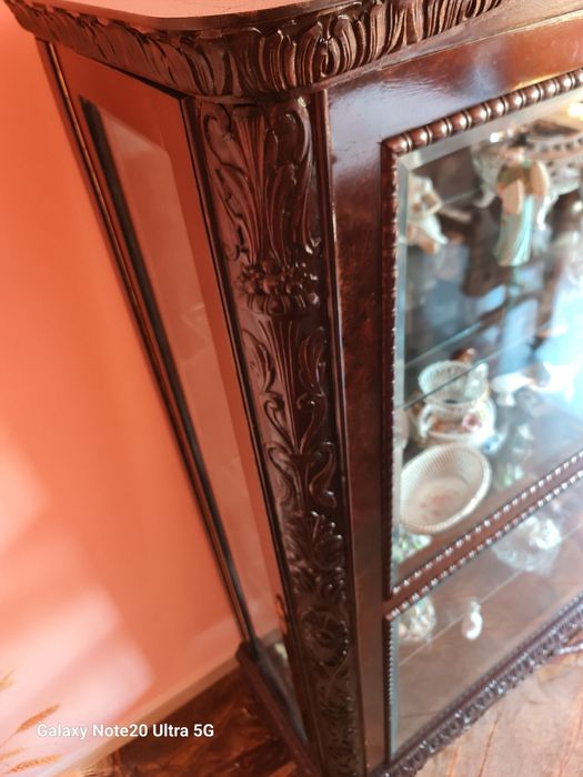 Ofer vitrină lemn masiv, aproximativ 90 ani vechime, design deosebit.